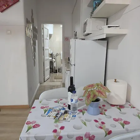 Cave -1 Estudio Inteiro No Areeiro Em Appartement Lissabon