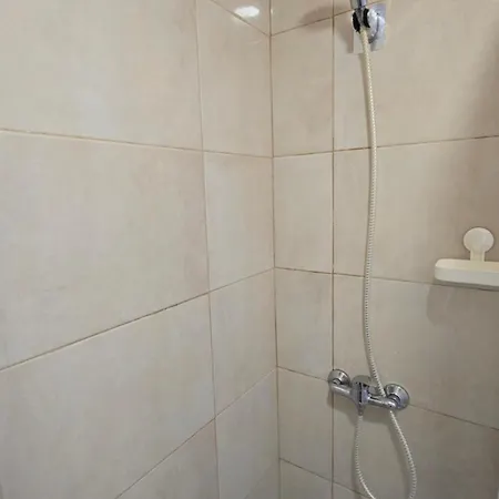 Cave -1 Estudio Inteiro No Areeiro Em Лиссабон